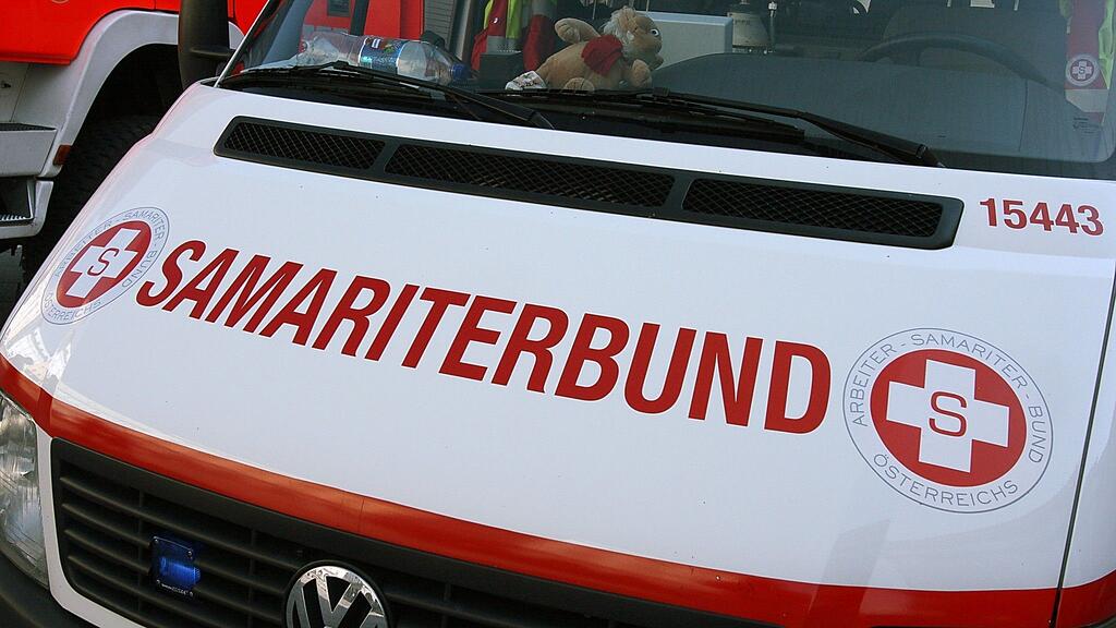 Das Schneeräumfahrzeug kollidierte mit einem parkenden Rettungswagen.
