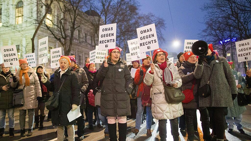 Die "Omas gegen Rechts" demonstrierten in Wien.
