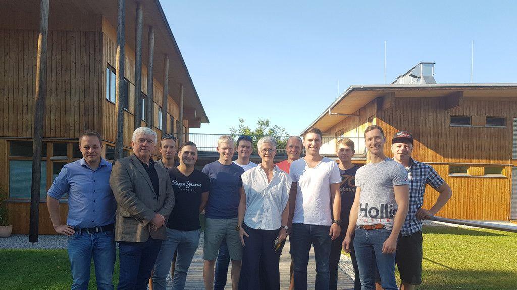 Laufende Feuerwehrmänner besuchen schwer kranke Kinder