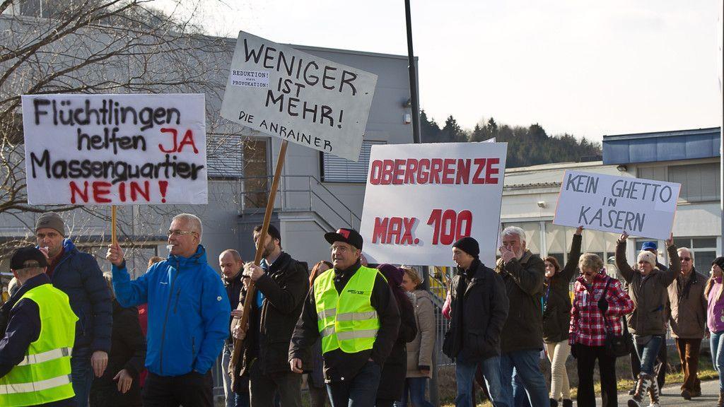 200 Personen demonstrieren gegen Asyl-Großquartier in Straniakstraße