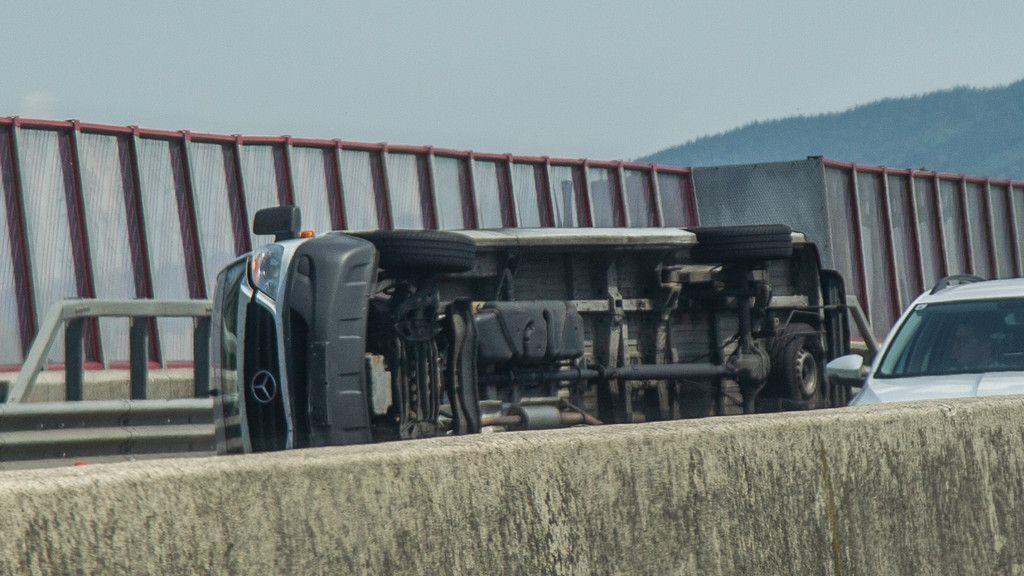 Unfall mit Klein-Lkw auf A1