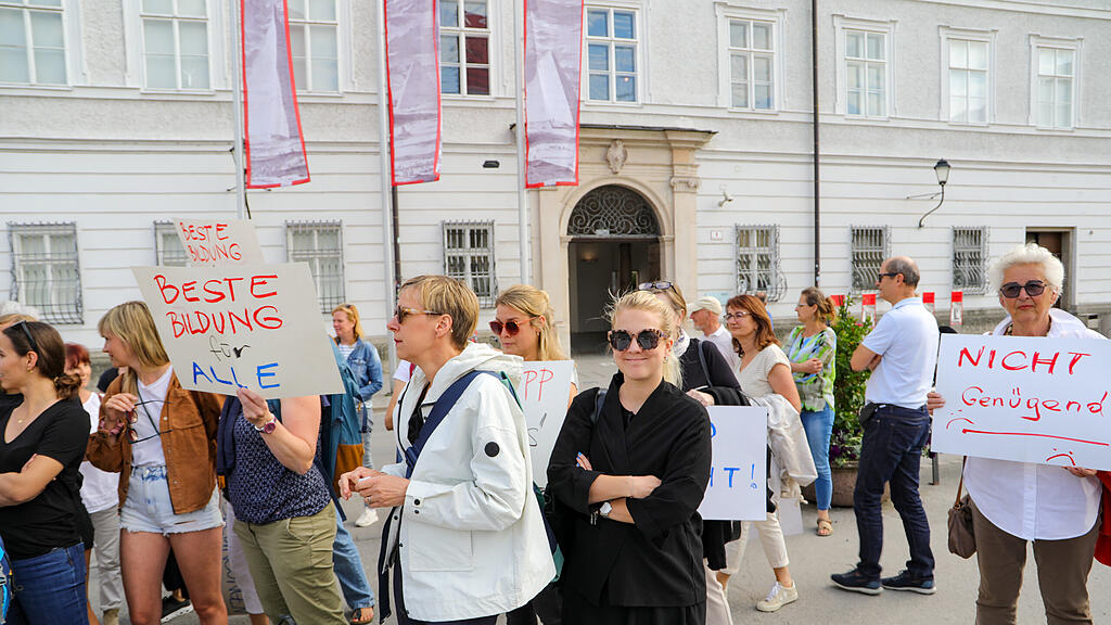 "Bildung brennt" - Kundgebung am Mozartplatz