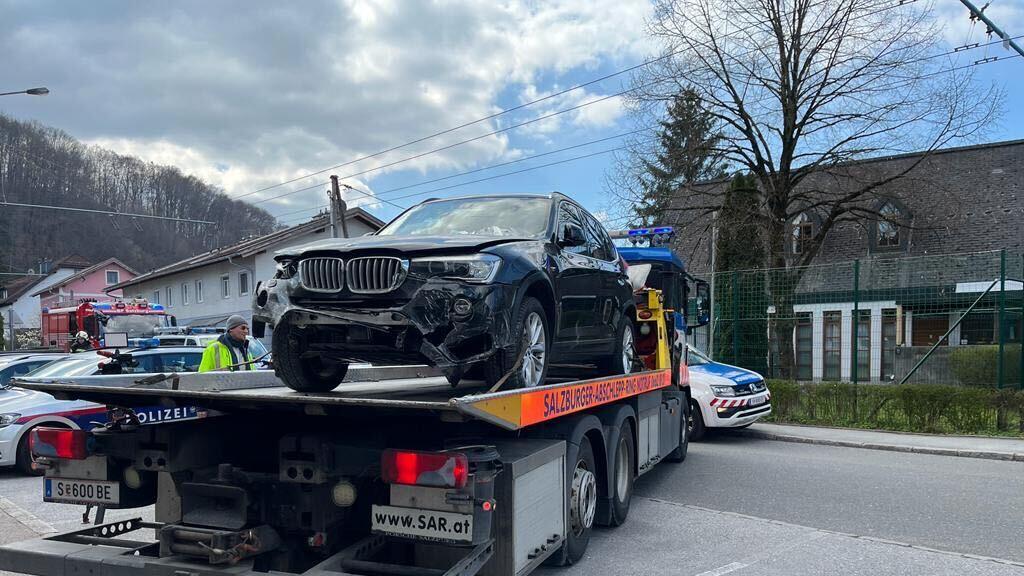Auto kracht in Lokal in Salzburg-Gnigl