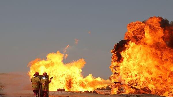 Flammenmeer auf dem Ölfeld