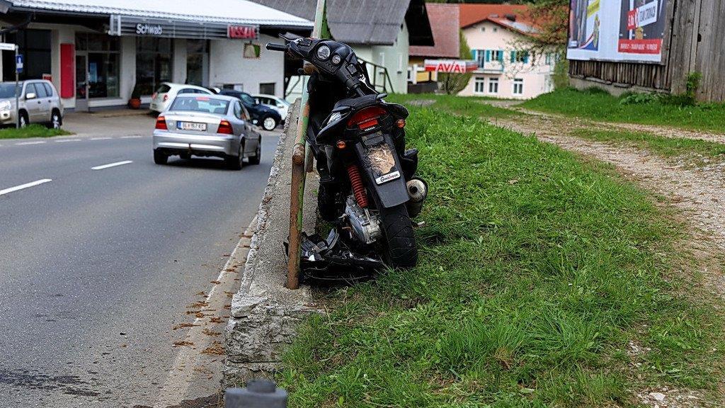 20-Jähriger stürzt mit Moped