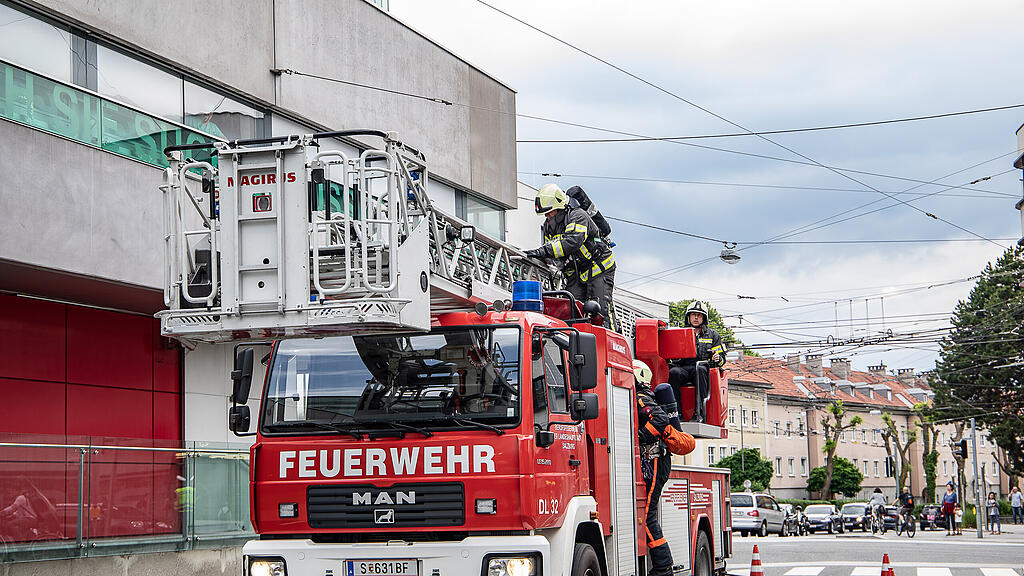 Einsatz\u00fcbung mit brennendem Hubschrauber