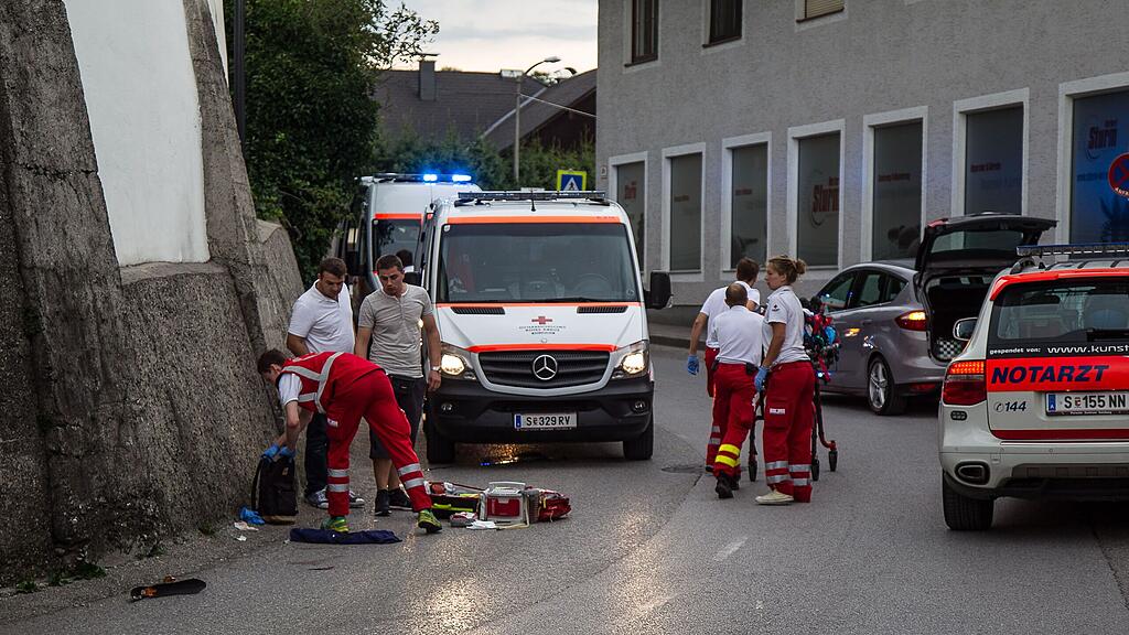 Die Rettung versorgte den Verletzten an Ort und Stelle.