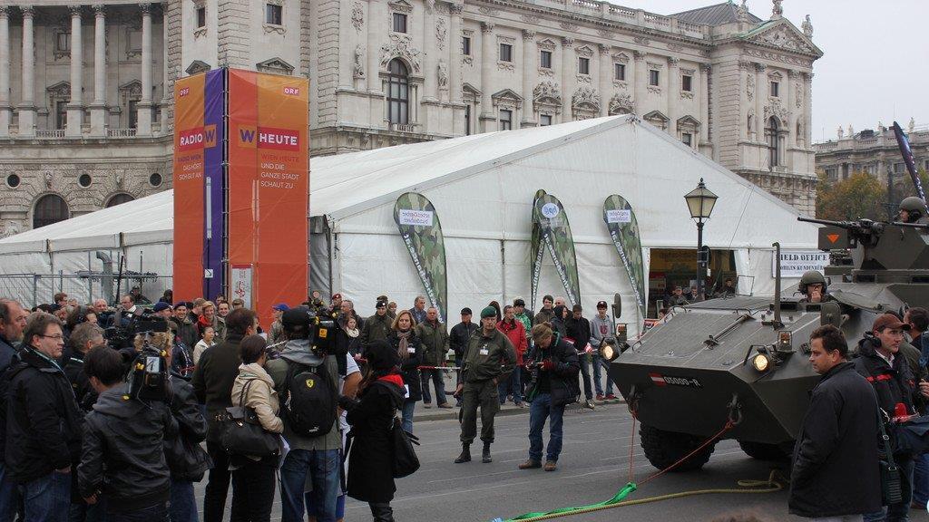 Weltrekord: Franz Müllner zieht Pandur-Radpanzer am Wiener Heldenplatz (Vienna.at)