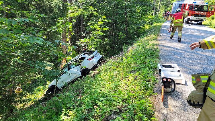 AUto-Absturz auf Postalmstraße in Strobl