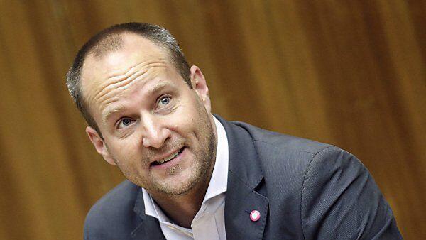 Strolz will Dealern Wasser abgraben