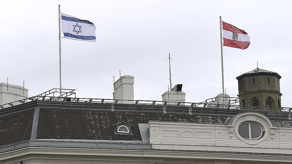 Israel-Fahne am Bundeskanzleramt