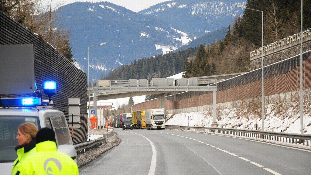 Schneechaos führt zu Stau auf A10