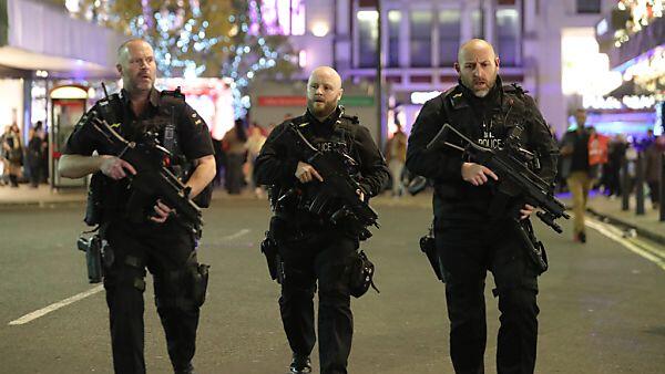 Bewaffnete Polizisten im Einsatz