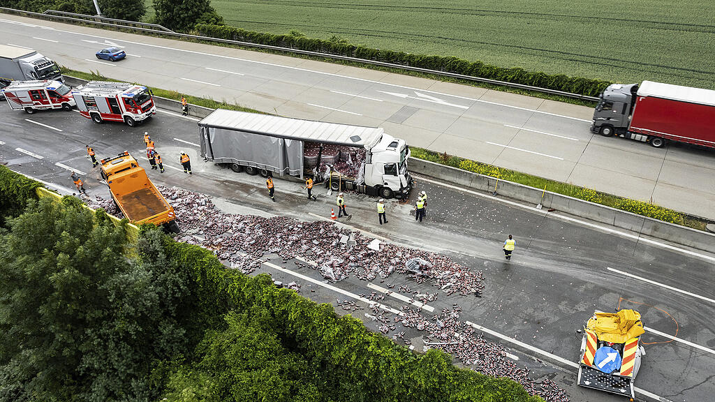 Lkw auf A1 verliert Flaschen