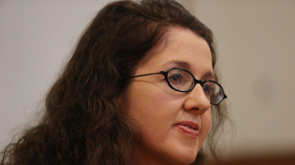 Monika R. tritt vor Medien