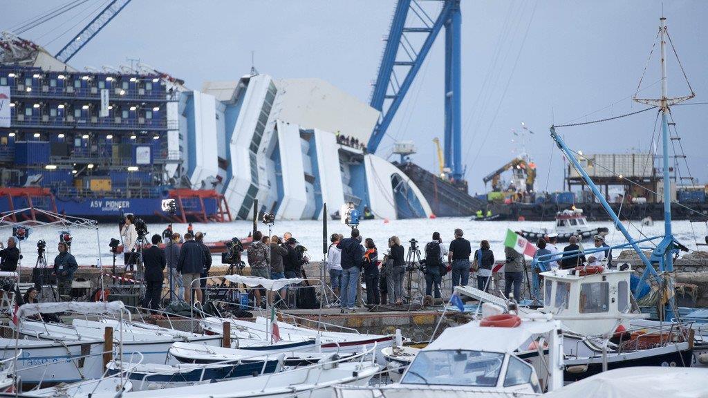 Costa Concordia taucht langsam aus den Fluten auf