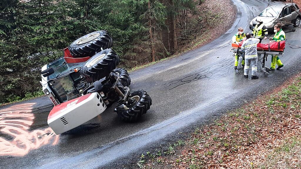 Bei einer Kollision mit einem Pkw kippte ein Traktor um.