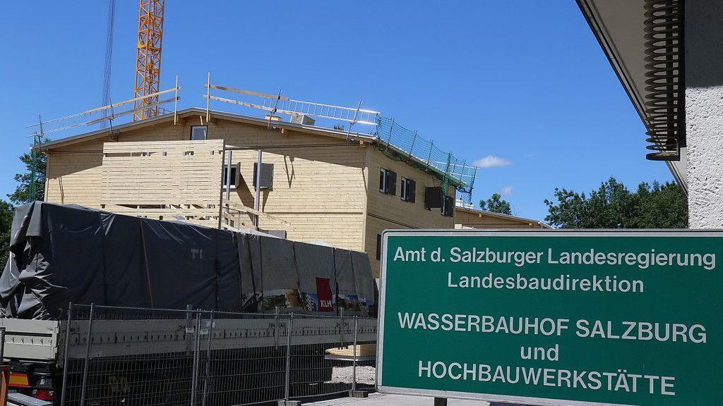 Holzhäuser in der Alpenstraße: Lokalaugenschein auf Baustelle