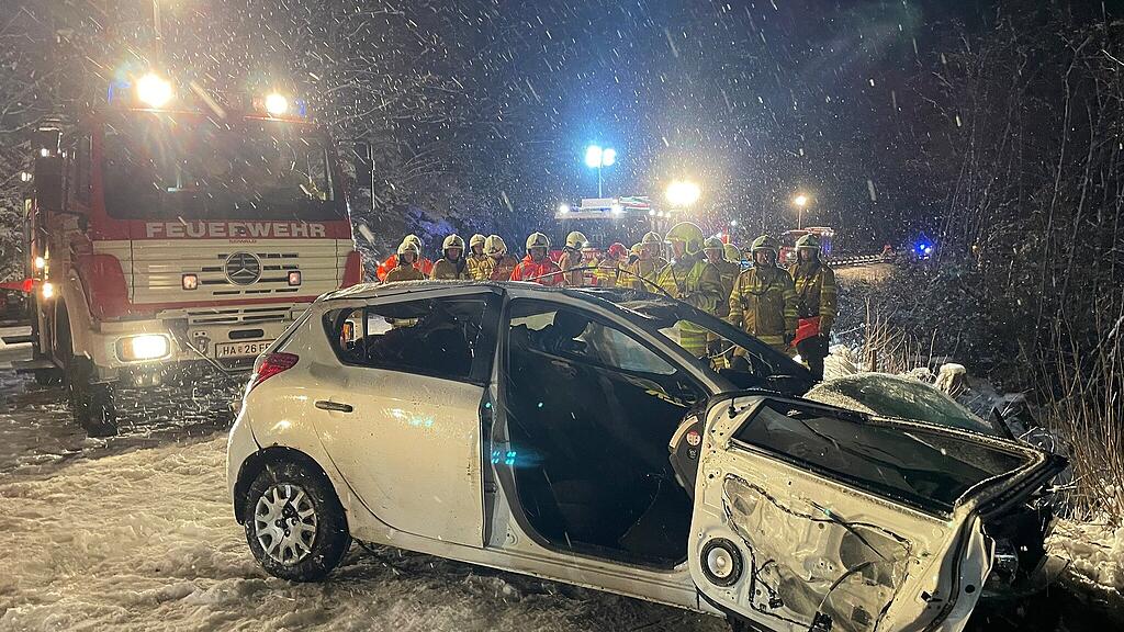 Autolenker rettet sich vor Sturz in Wiestalstausee