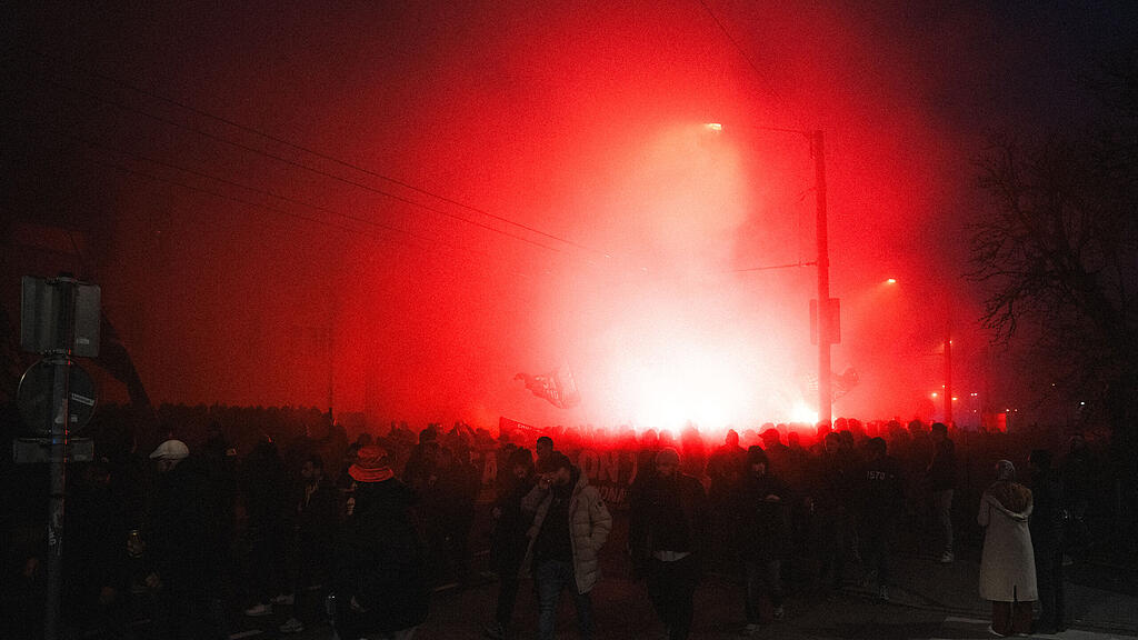 Fanmarsch von Go Ahead Eagles in Salzburg