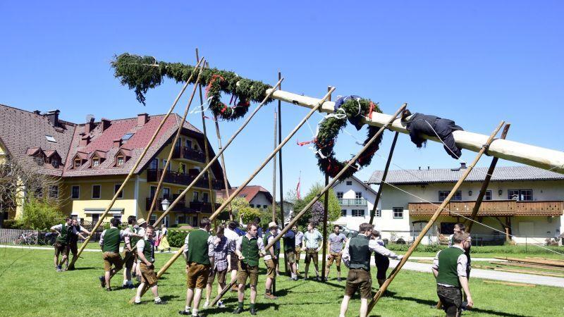 Maibaumaufstellen in Grödig