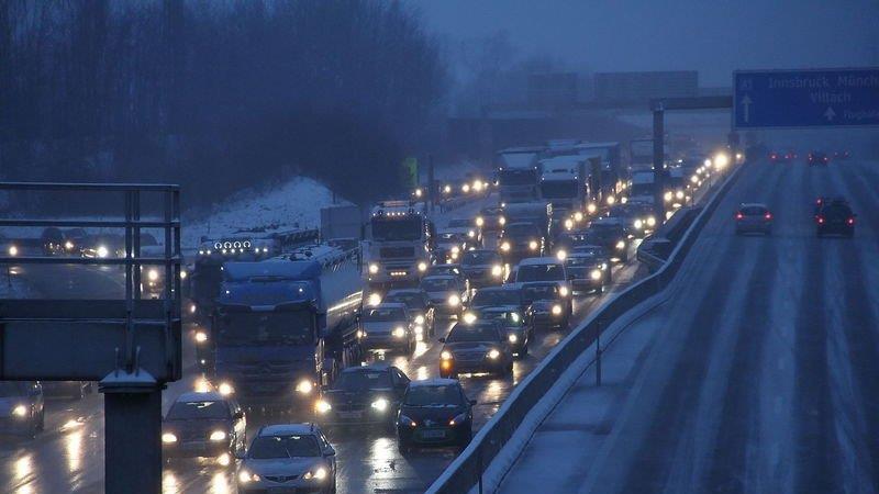 Stau nach Crash auf A1