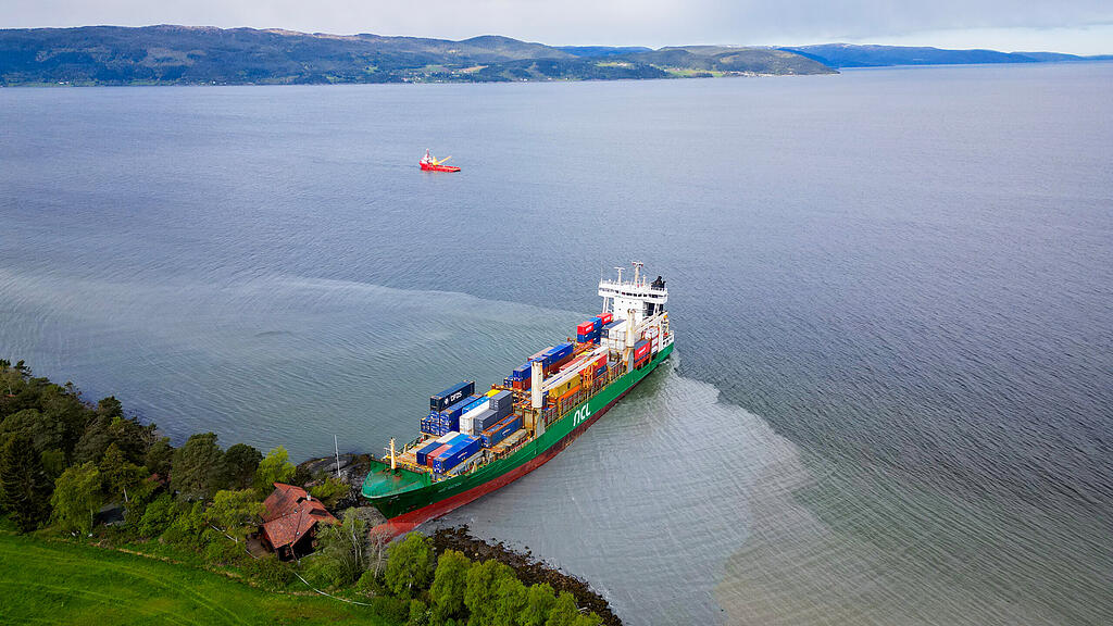 Containerschiff rast in norwegischen Garten