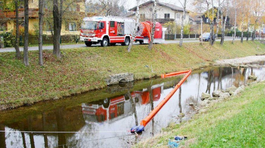 Die Feruwehr errichtete zwei Ölsperren.