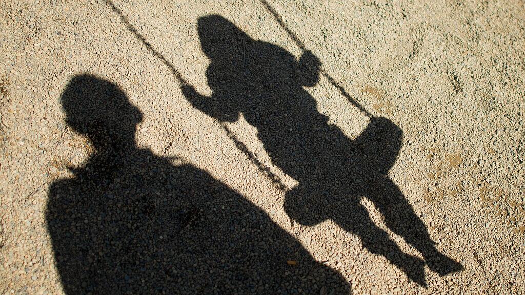 Insgesamt acht Kinder sollen im Neumarkter Kindergarten sexuell belästigt worden sein (Symbolbild).