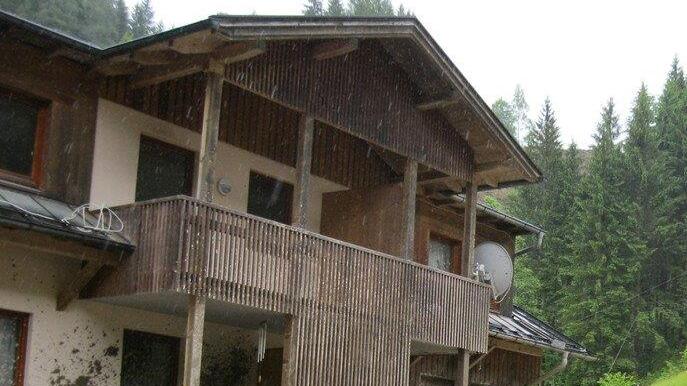 Mure zerstört Haus in Hüttau