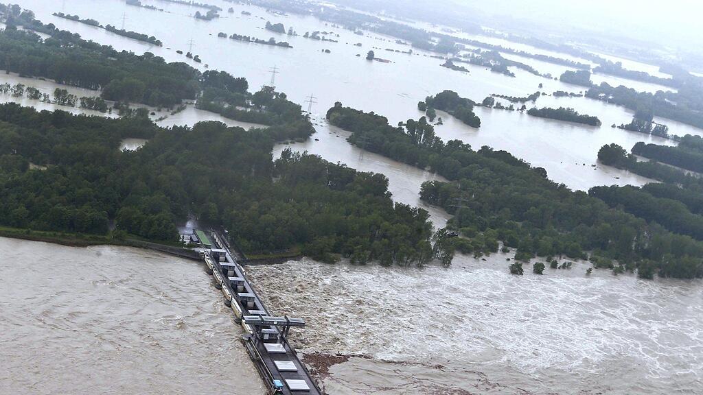 Hochwasser in Oberösterreich. Blick auf das Kraftwerk in Schärding am Montag.