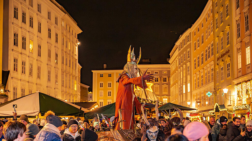 Lauf der Gr\u00f6diger Krampusse in der Altstadt