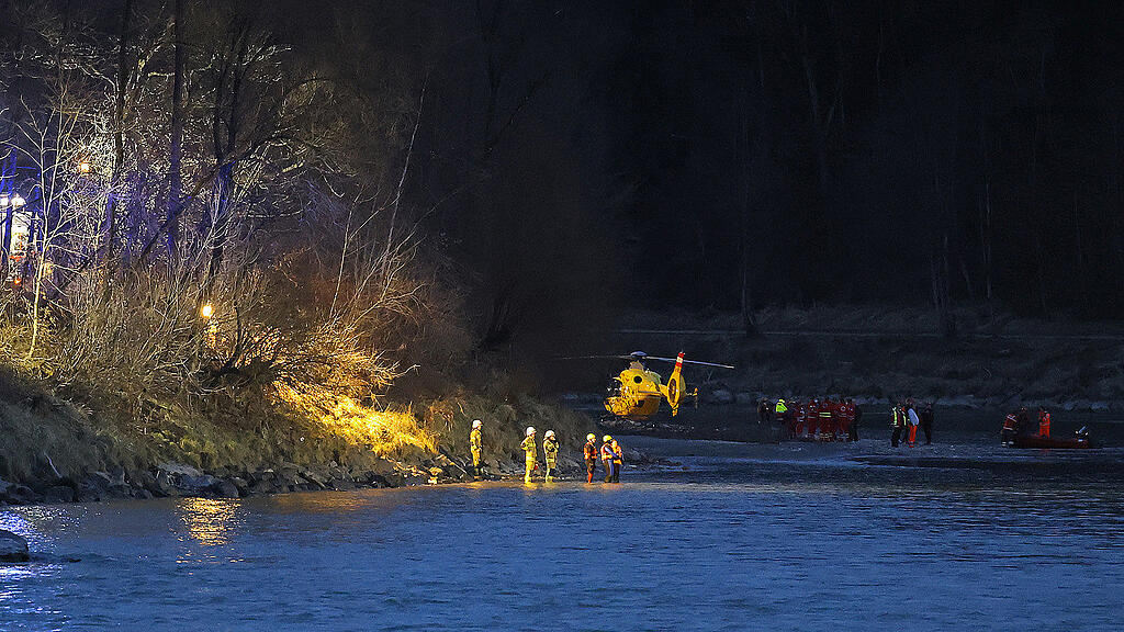 Auto stürzt bei Oberndorf in Salzach: Familie tot