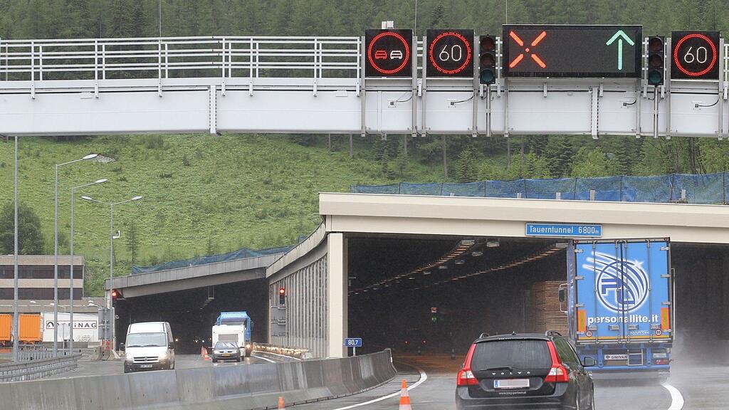 Zu gleich vier Unfällen ist es in der Nacht auf Montag auf der Tauernautobahn gekommen.