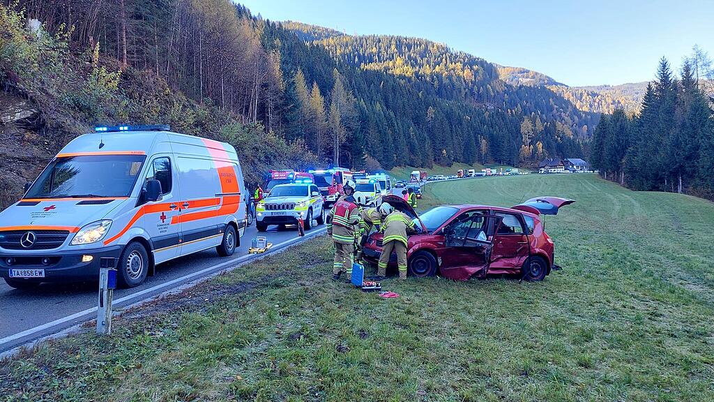 Mehrere Verletzte bei Pkw-Crash in Ramingstein