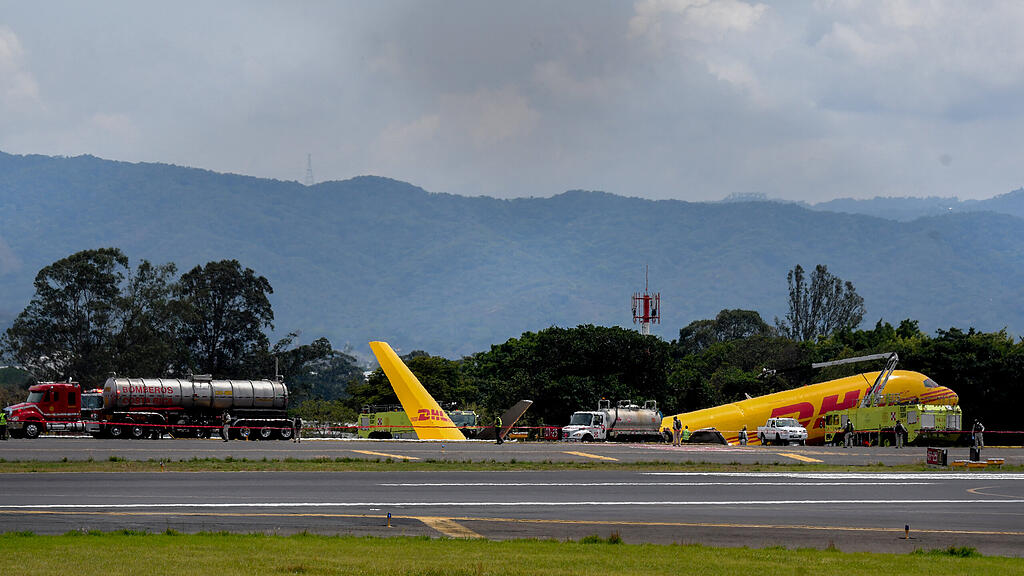 DHL-Flugzeug in Costa Rica zerbrochen