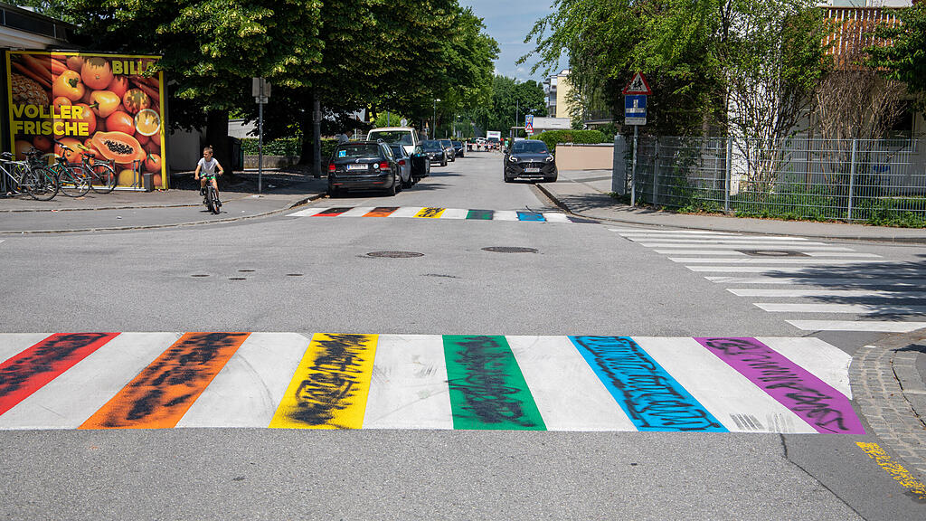 Regenbogen-Zebrastreifen in Liefering beschmiert