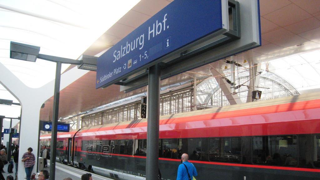 Der Salzburger Hauptbahnhof ist ein wichtiger Bahnknotenpunkt im Eisenbahnverkehr.