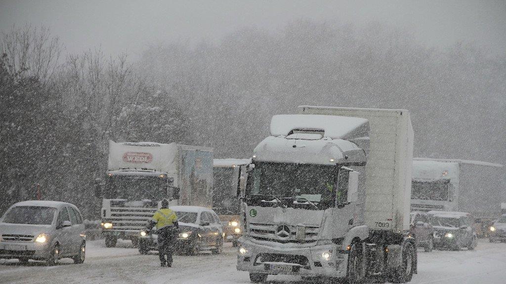 Schnee sorgt für Unfälle und Verkehrschaos: Stau auf der A1
