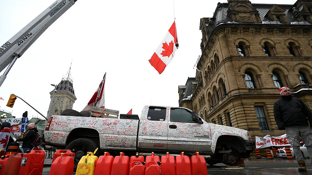 Truck Convoy in Kanada