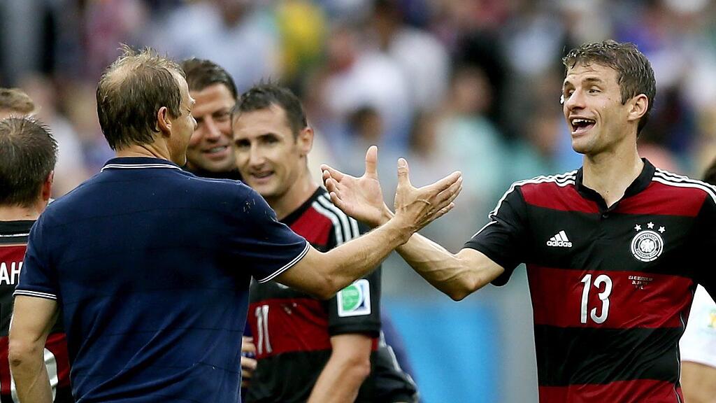 Fußball-WM: Torschütze Müller (rechts) gratuliert US-Trainer Klinsmann zum Aufstieg in Achtefinale.