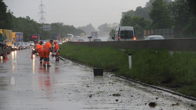 Pkw überschlägt sich auf der A1