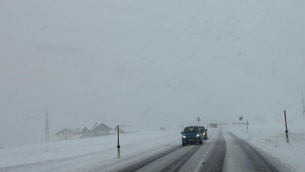 Es herrschten winterliche Fahrverhältnisse. (Symbolbild)