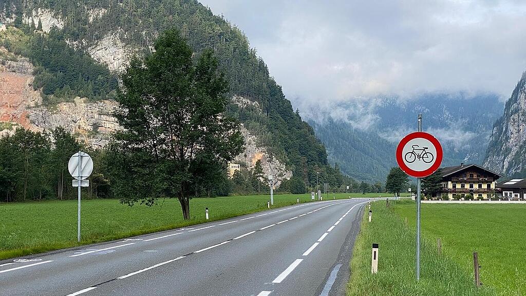 Radfahrverbot auf B311 zwischen Weißbach und Diesbach in Kraft: Shuttlebus überbrückt unpassierbare Strecke