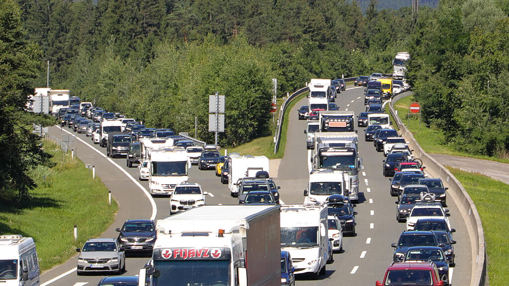stau a1 a10 reiseverkehr