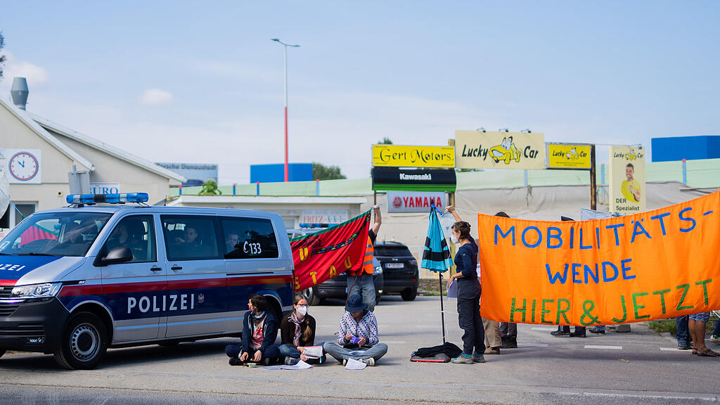 Klima-Aktivisten blockieren Wiener Baustelle