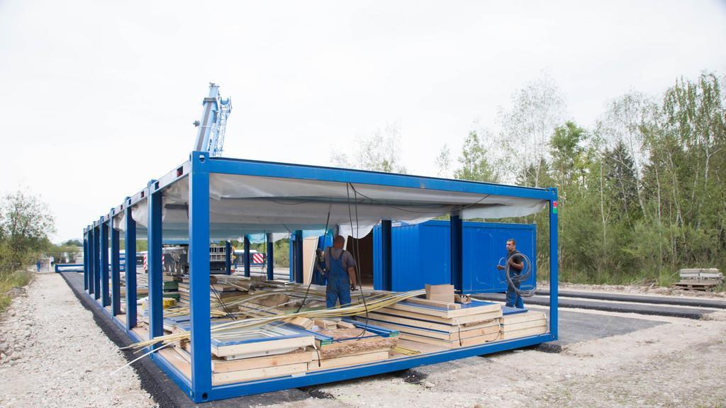 Aufbau der Container in der Schwarzenbergkaserne