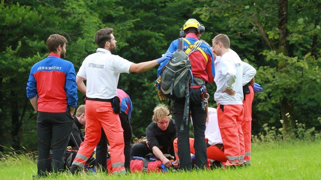 Bergsteiger stürzt in Kluft