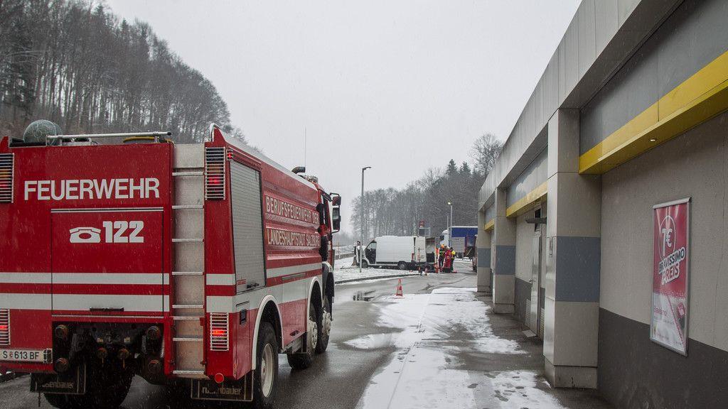A1: Kleintransporter brennt auf Raststation Söllheim