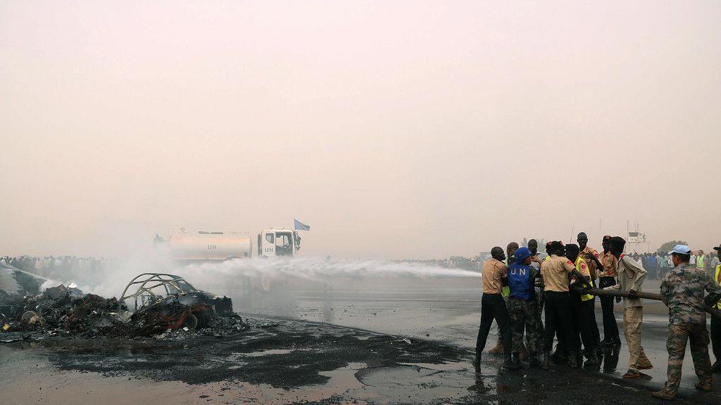Flugzeug im Südsudan in Flammen